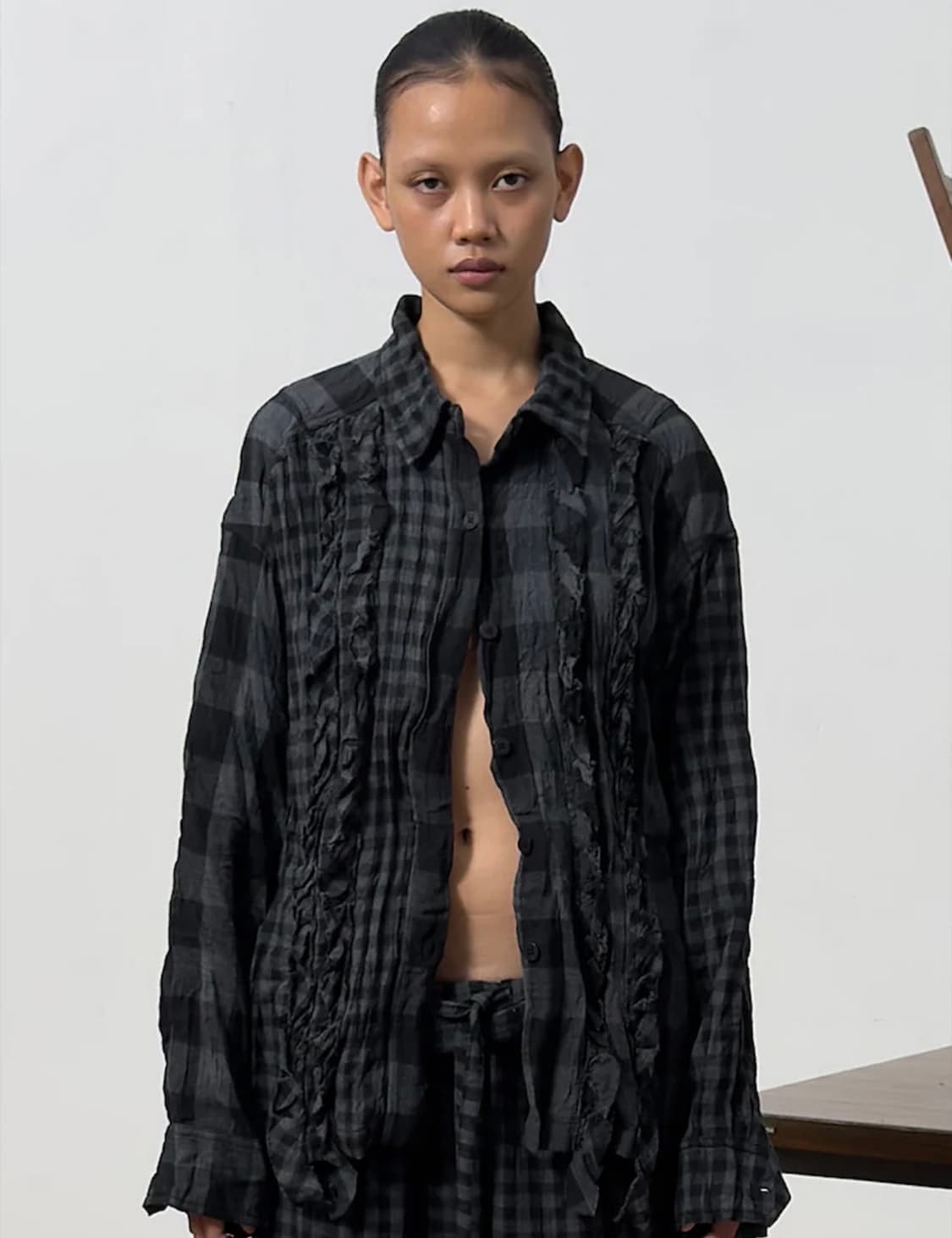 OPENYY CRINKLED RUFFLE SHIRT, BLACK 상품이미지1