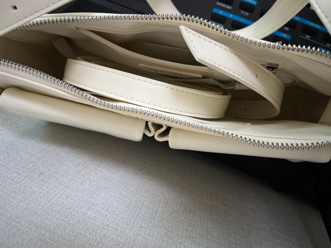 [찰스앤키스] 한소희 레이첼 이롱게이티드 포켓 체인백 크림색 상품이미지3