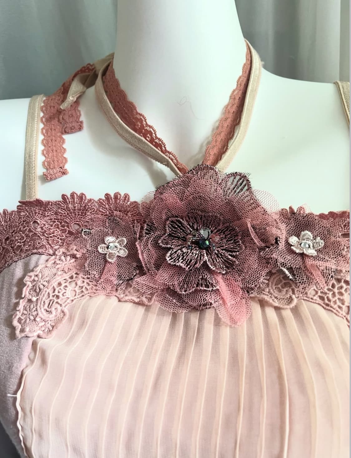 Axes femme 엑시즈팜 플라워 레이스 홀터넥 슬리브리스 상품이미지4