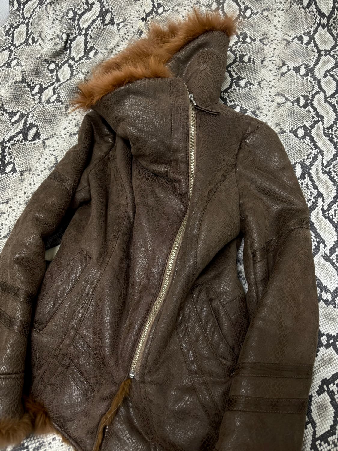 [VKEI SHALANG] High-Neck Python Fur drap 상품이미지5