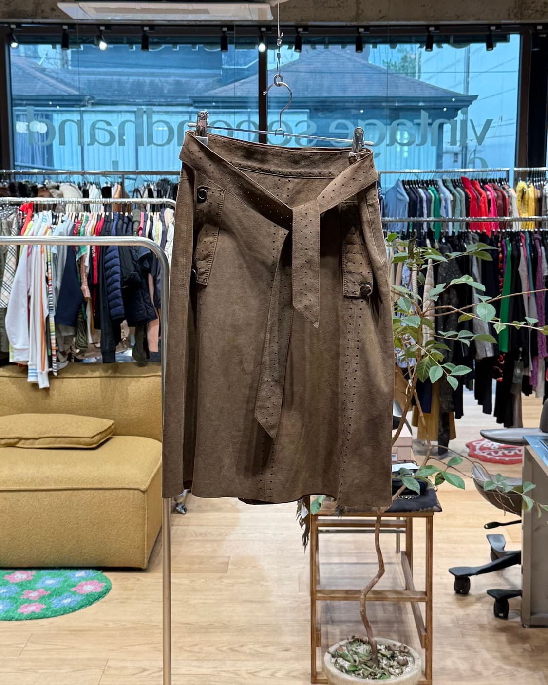 띠어리 브라운 고우트 스킨 벨티드 미디스커트 상품이미지1