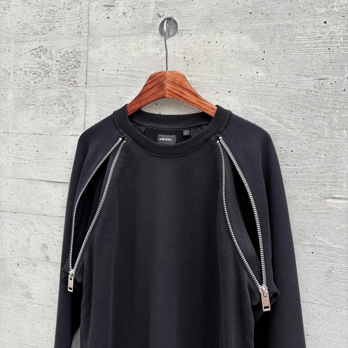 디젤 숄더 사이드 지퍼 스웻셔츠 상품이미지3