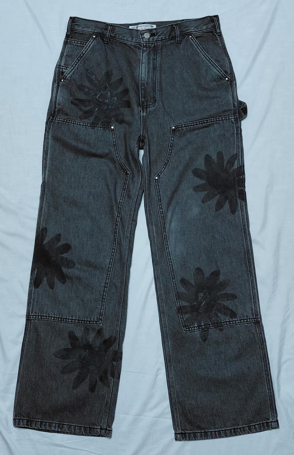 [L] 더 뮤지엄 비지터 플라워 아트워크 더블니 카펜터 데님 팬츠 상품이미지2
