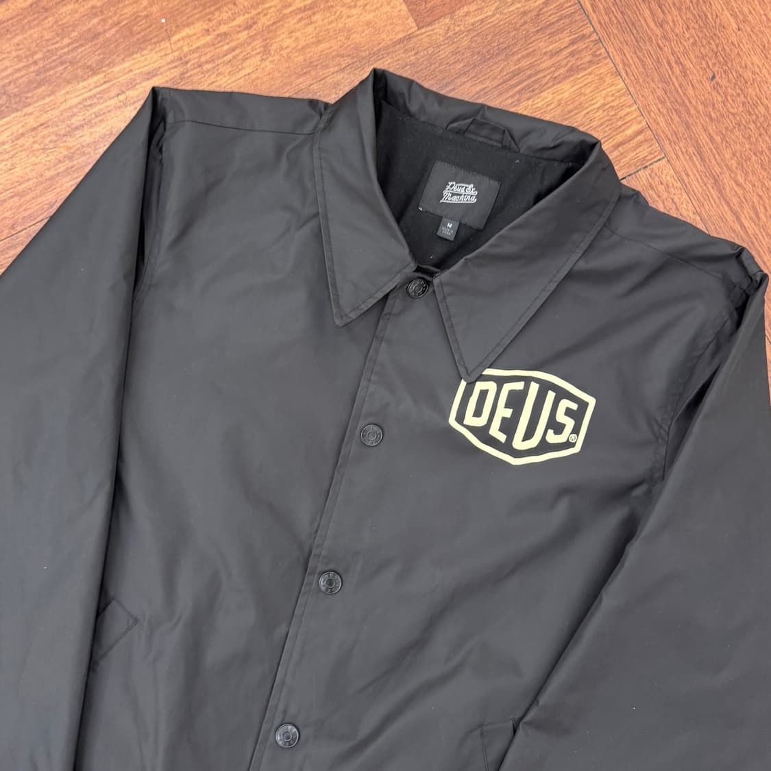 M DEUS 데우스 엑스 마키나 코리아 컬리지 코치 자켓 블랙  상품이미지3