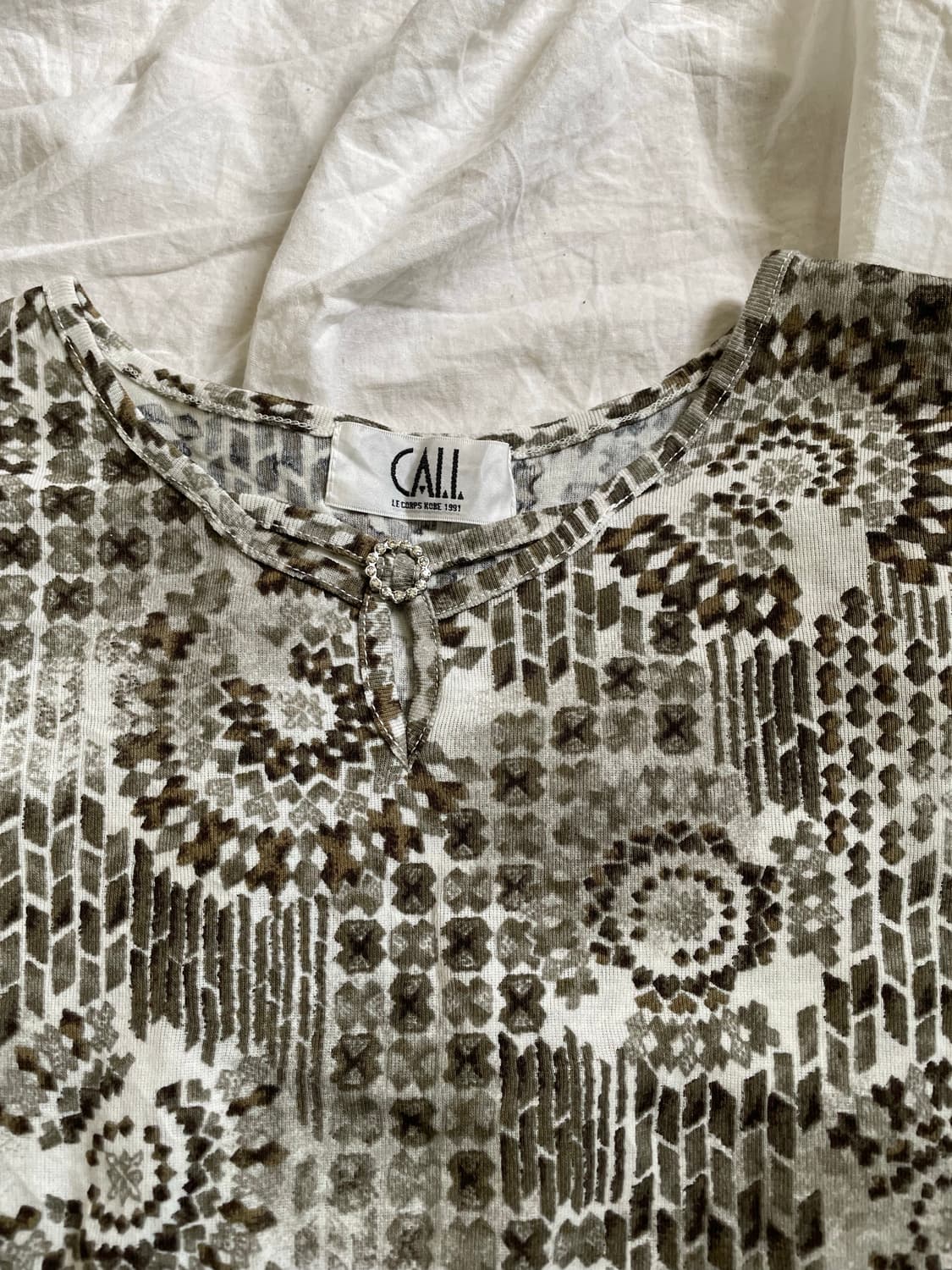 빈티지 에스닉 패턴 슬림핏 반팔 티 상품이미지2