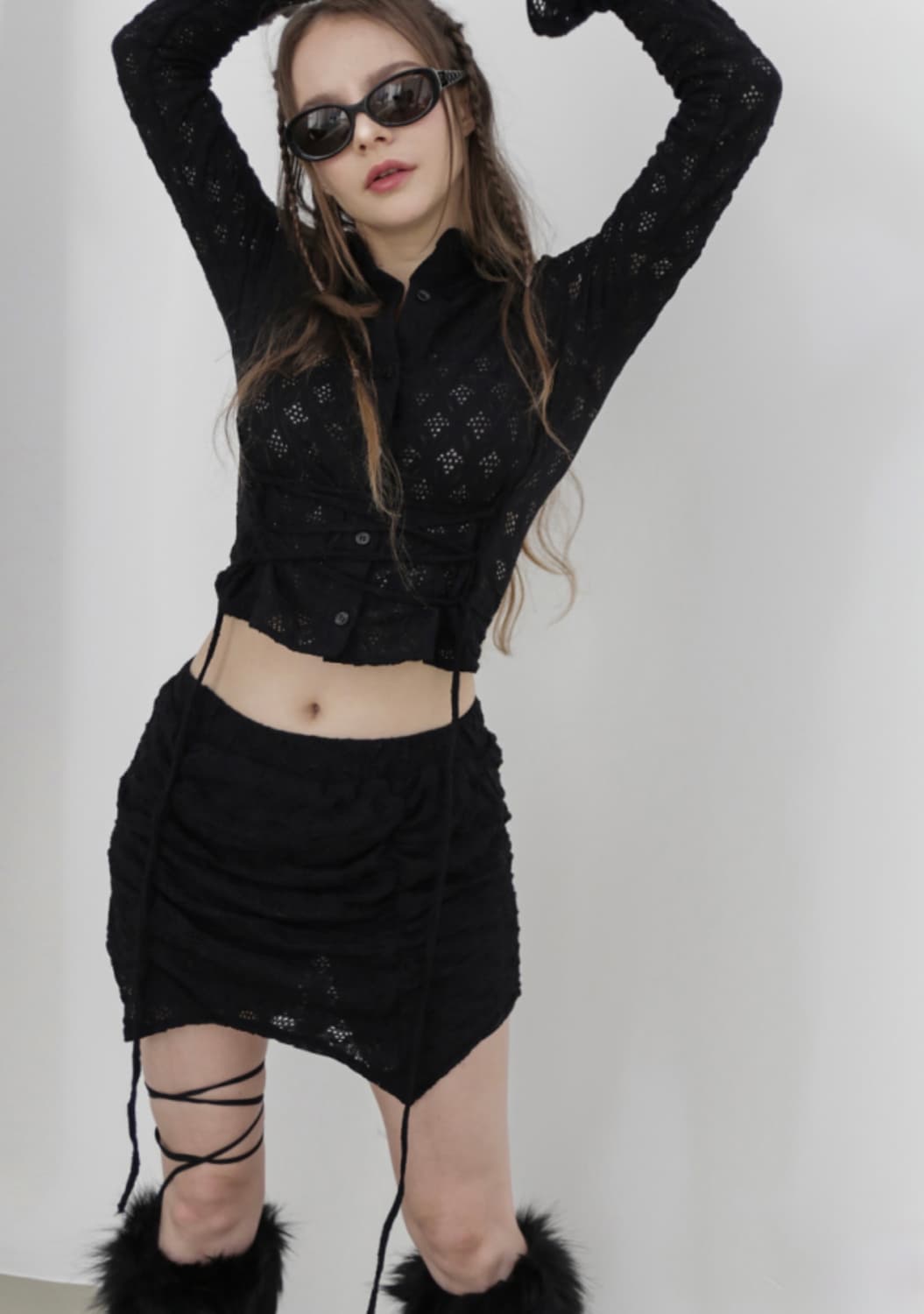 드라이로즈 펀칭 스트링 블라우스 탑 셔링 스커트 셋업 블랙 상품이미지2