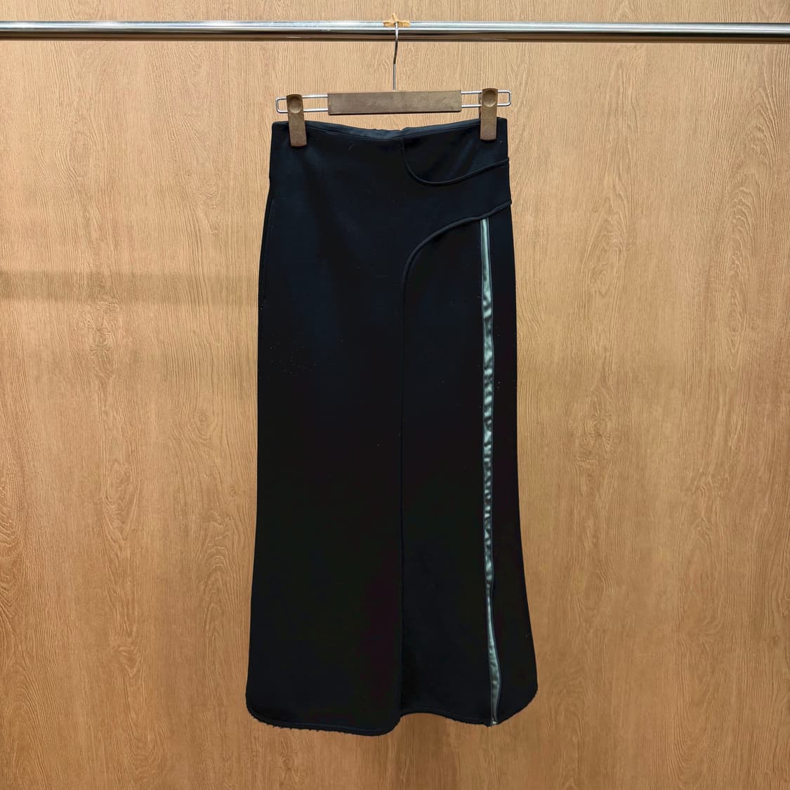 JPN 롱 스커트 세로 절개 패널 사이드 그린 라인 파이핑 디테일 블랙 상품이미지2