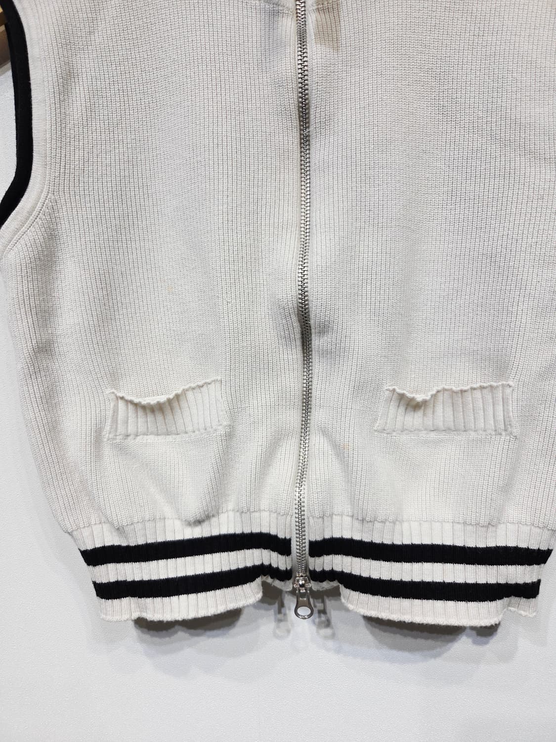 Matin Kim 마뗑킴 스펠 포인트 집업 니트 베스트 상품이미지4