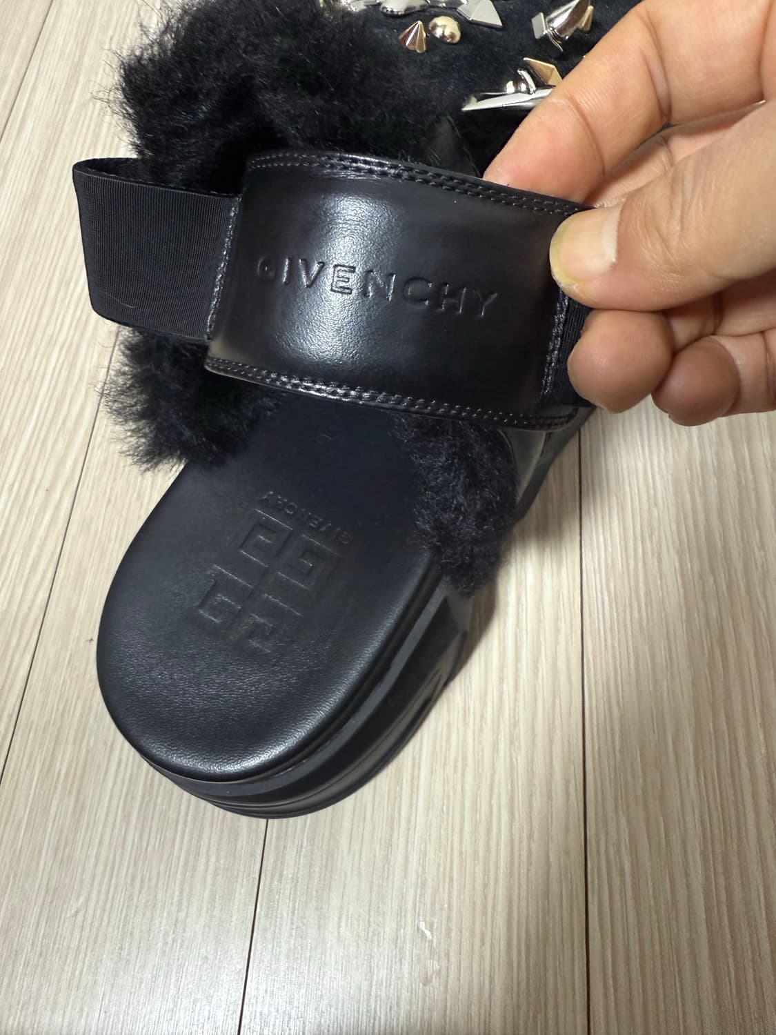 GIVENCHY 마쉬멜로우 스터드 장식 스웨이드 블랙 뮬 상품이미지6