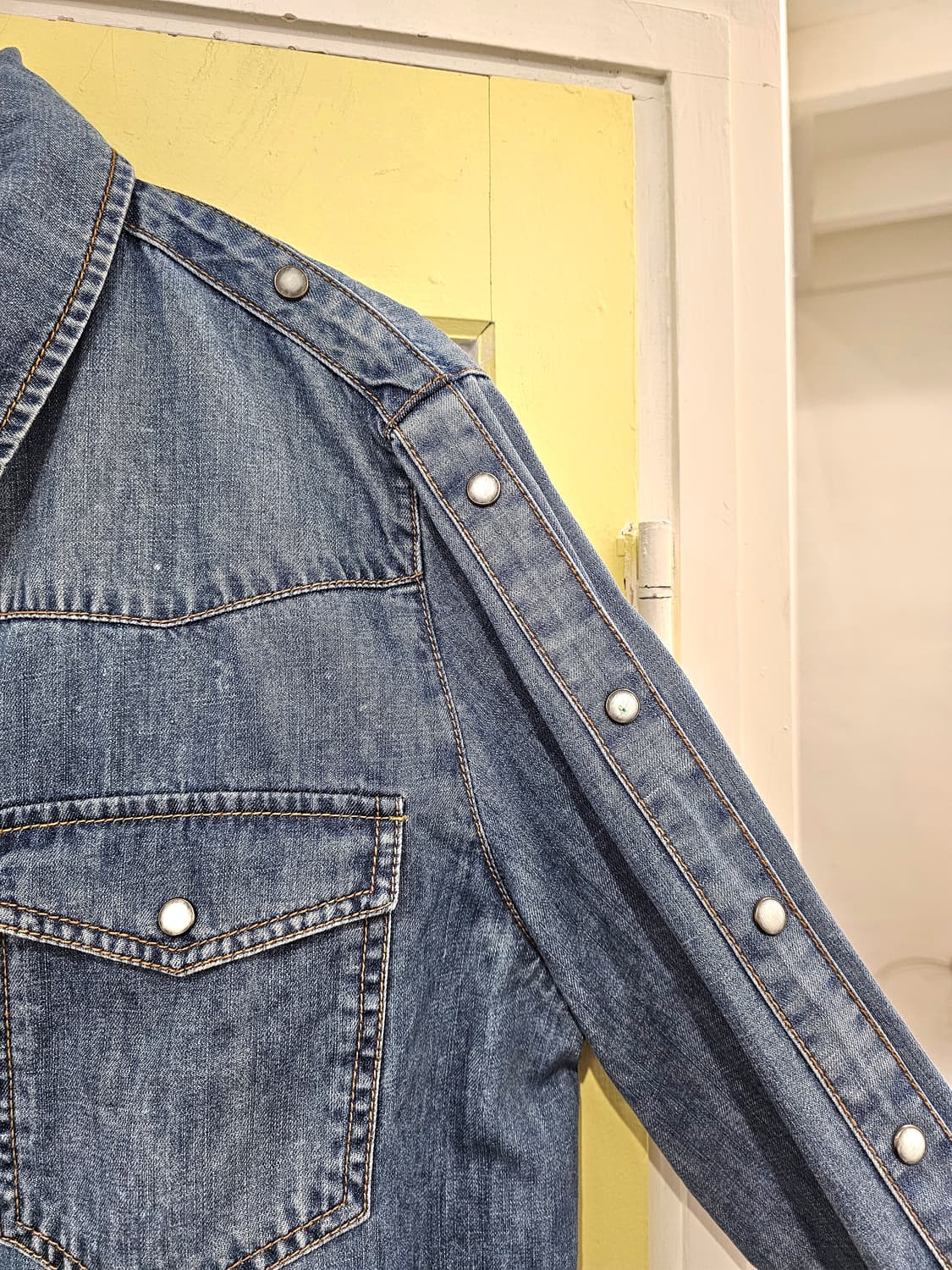 워싱 소매 절개 데님셔츠 상품이미지3