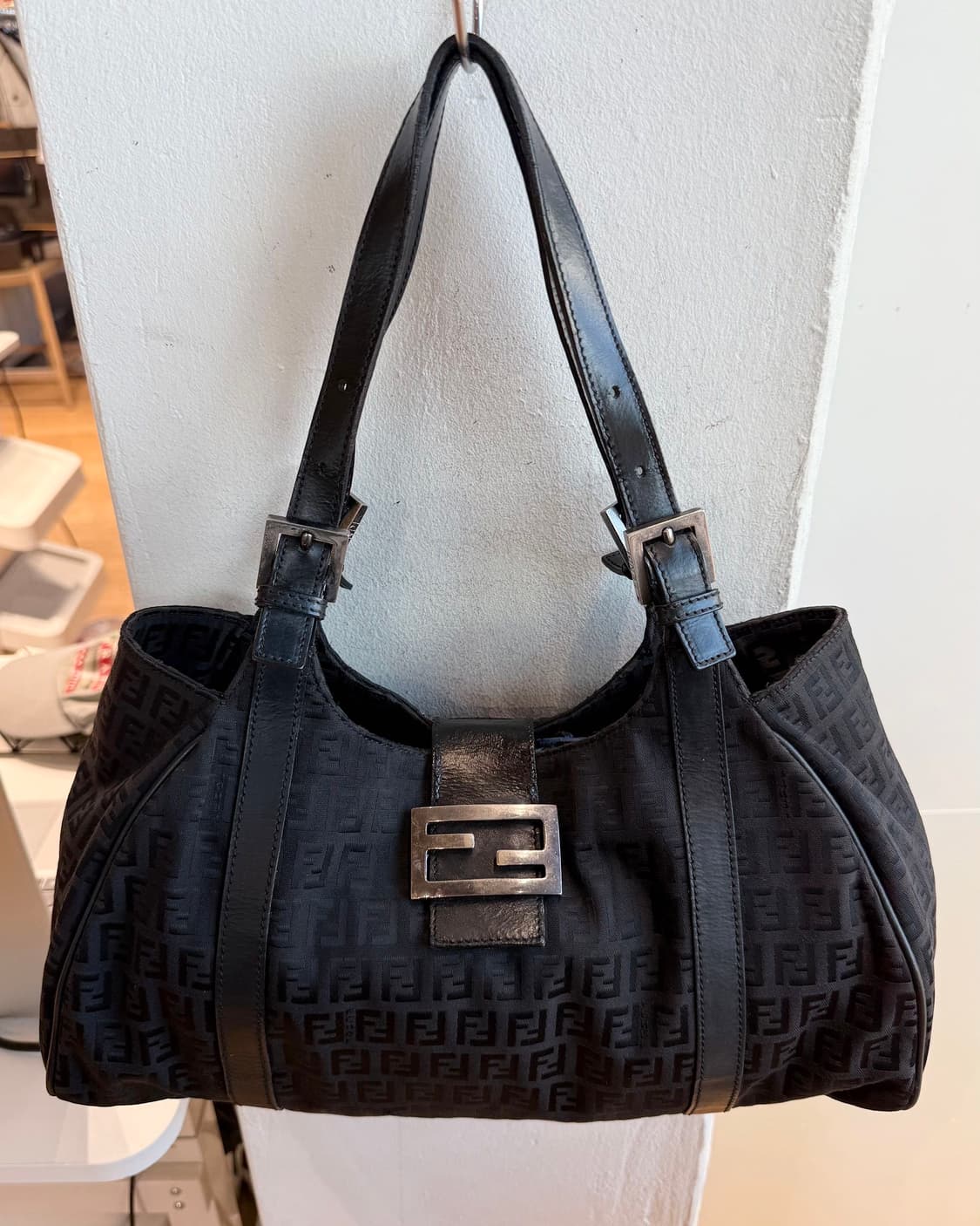 펜디 블랙 주카 숄더백 상품이미지3