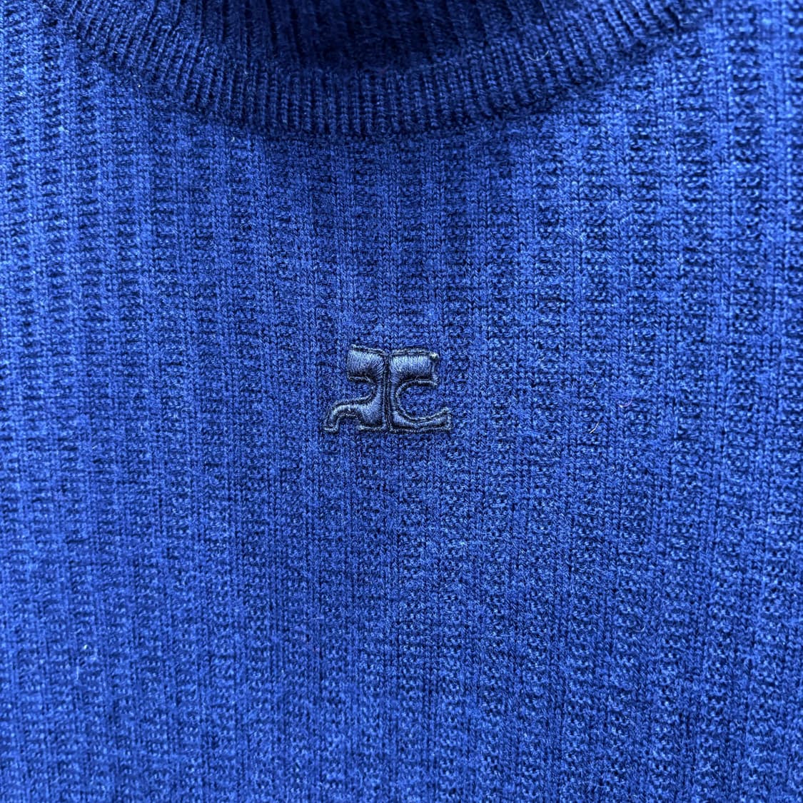 꾸레쥬 터틀넥 긴팔 니트 클래식 미니멀 잔골지 로고 자수 디테일 블루 상품이미지6