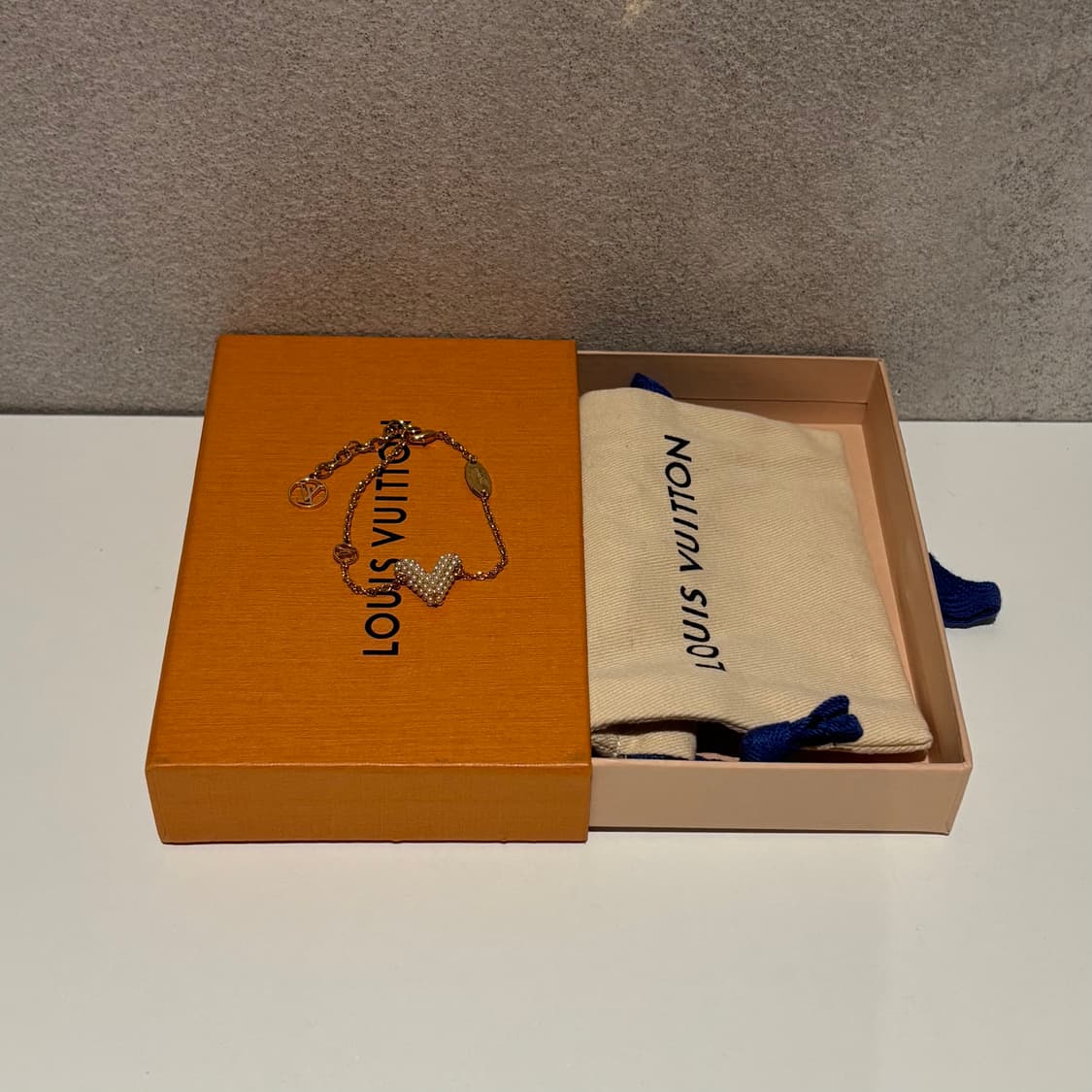 A+ / OS 루이비통 에센셜 V 진주 팔찌 골드 상품이미지4