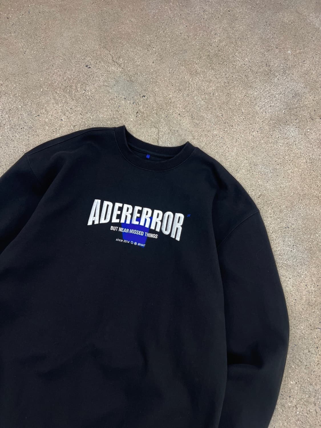 아더에러 블랙 오버핏 빅로고 맨투맨 상품이미지1