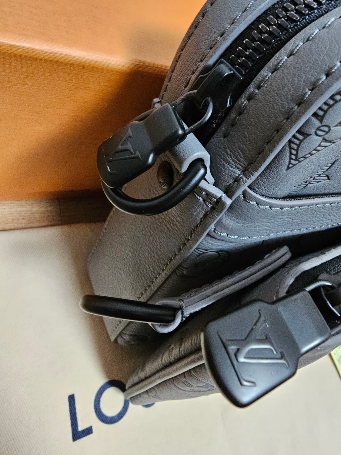 루이비통 올레더 트리오 메신저 크로스백 신형 그레이 25년8월 상품이미지9