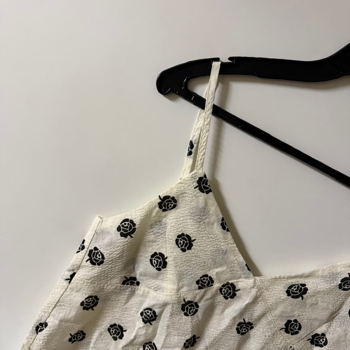 새상품 여자 엠보 로즈 끈나시 블라우스 상품이미지2