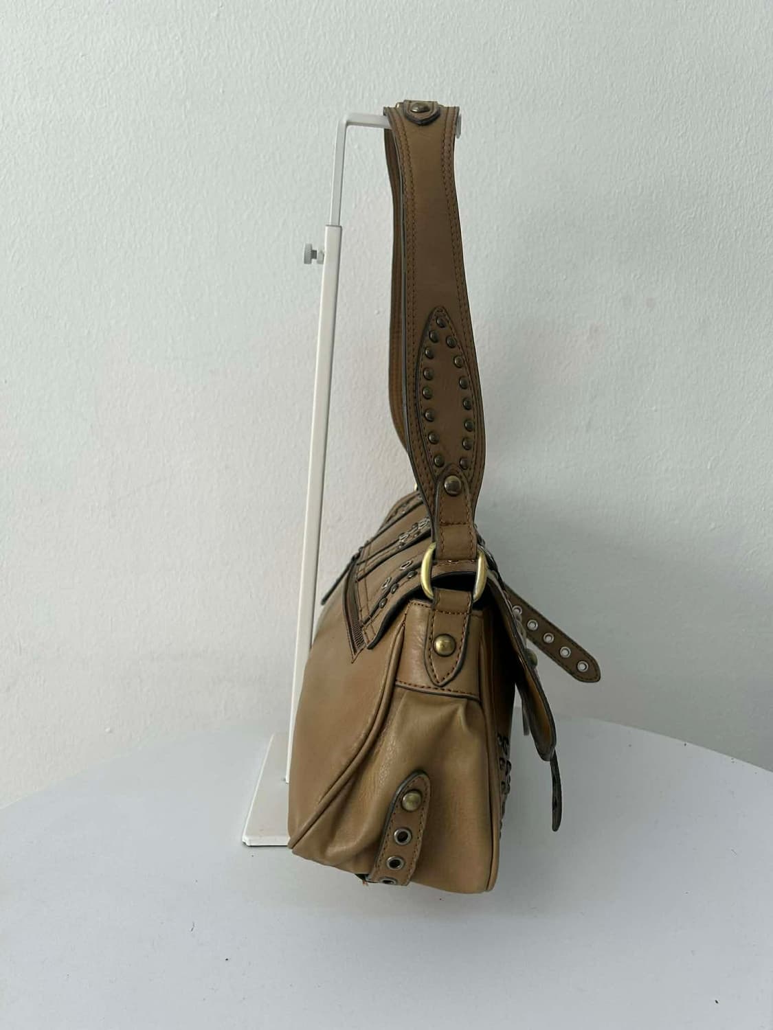 빈티지 게스 Y2k 스터드 링 버클 플랩 토트 숄더백 상품이미지2