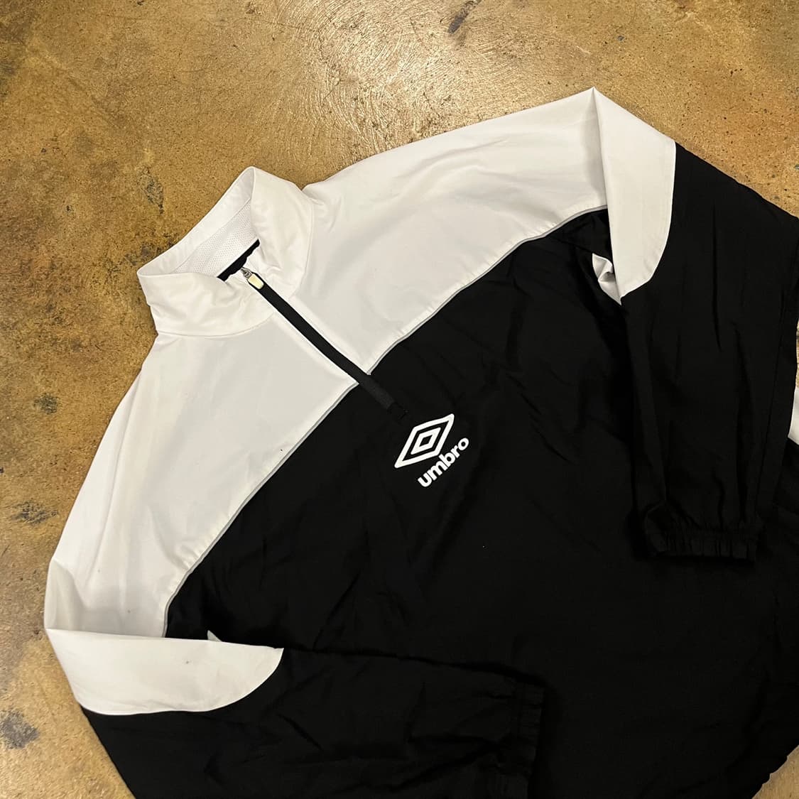 [정품/L] 엄브로 블랙 화이트 반집업 바람막이 자켓 b12 상품이미지1