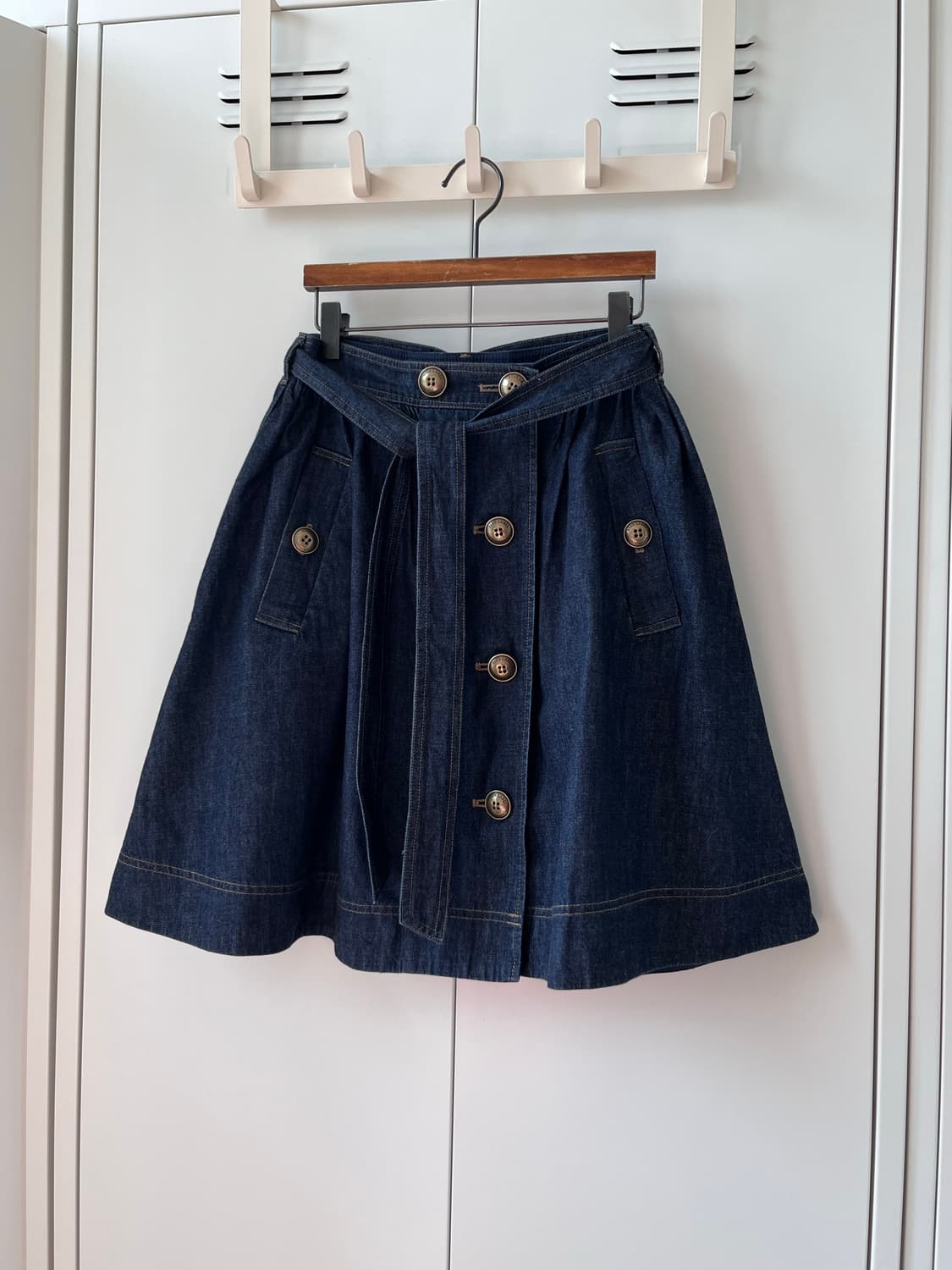 Blue Label 금장 단추 플레어 데님 스커트 상품이미지4
