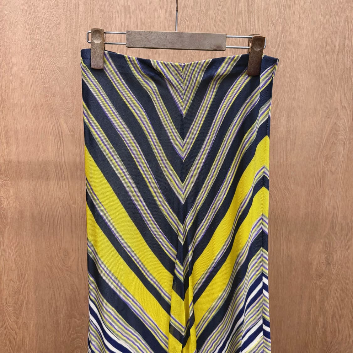 미쏘니 H라인 미디 스커트 스트라이프 세미 플레어 디테일 네이비 옐로우 상품이미지4