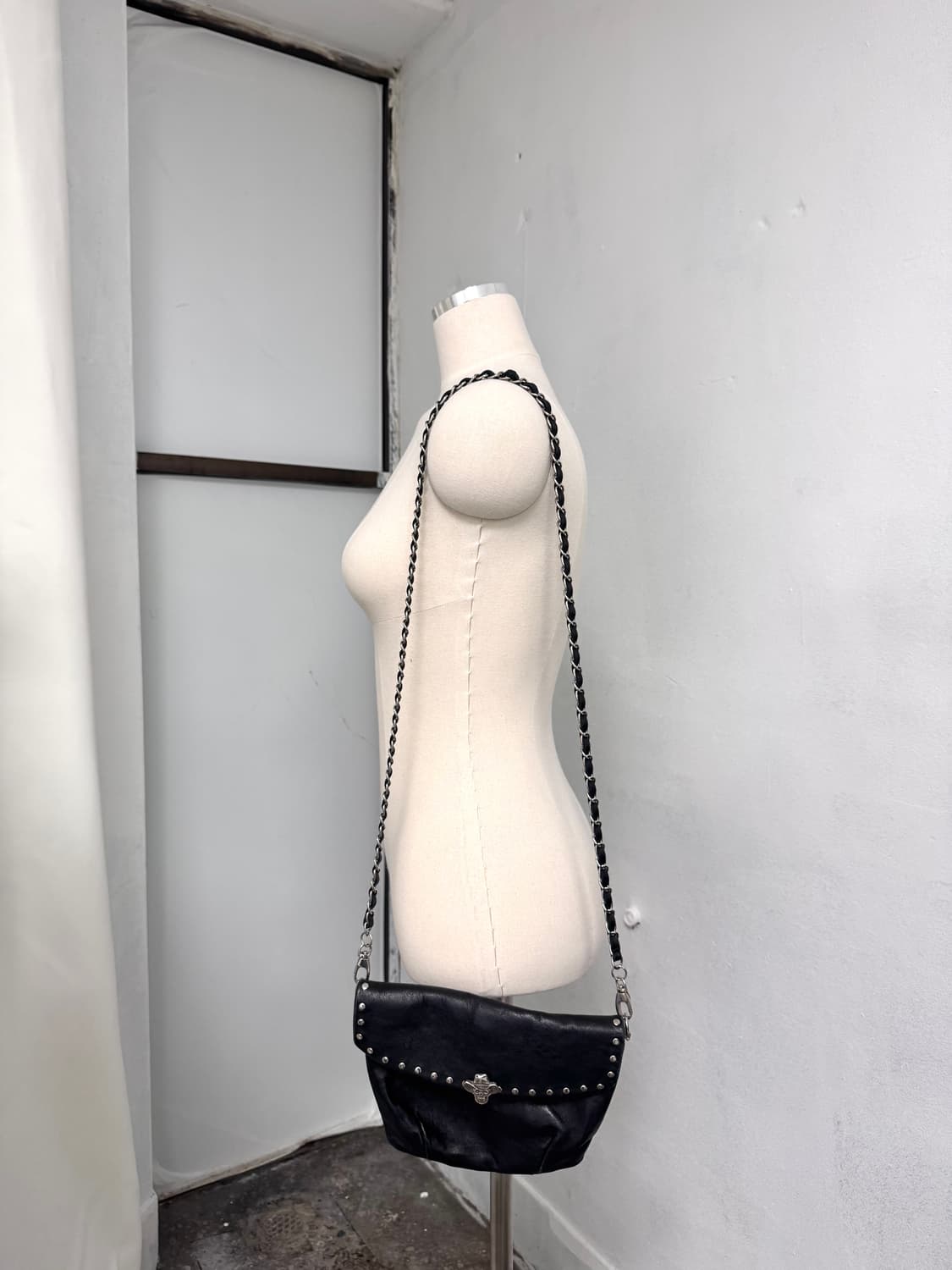 Skull Stud Chain Shoulder Bag 상품이미지1