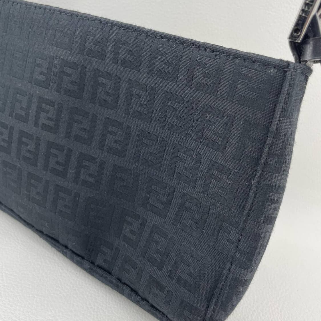 펜디 원 주키노 블랙 숄더백 상품이미지4