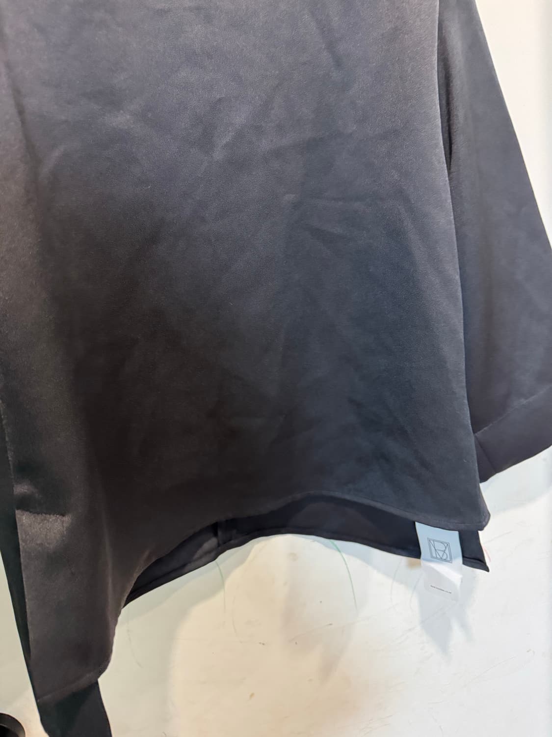 새상품 mombbe 몸빼 알리사 새틴 블라우스 상품이미지4