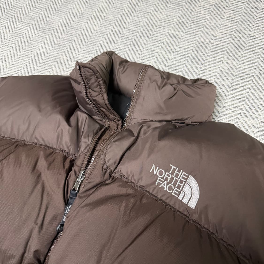 [110] 노스페이스 센터로고 무광 초코브라운 켄달제너 700 눕시 패딩 상품이미지3