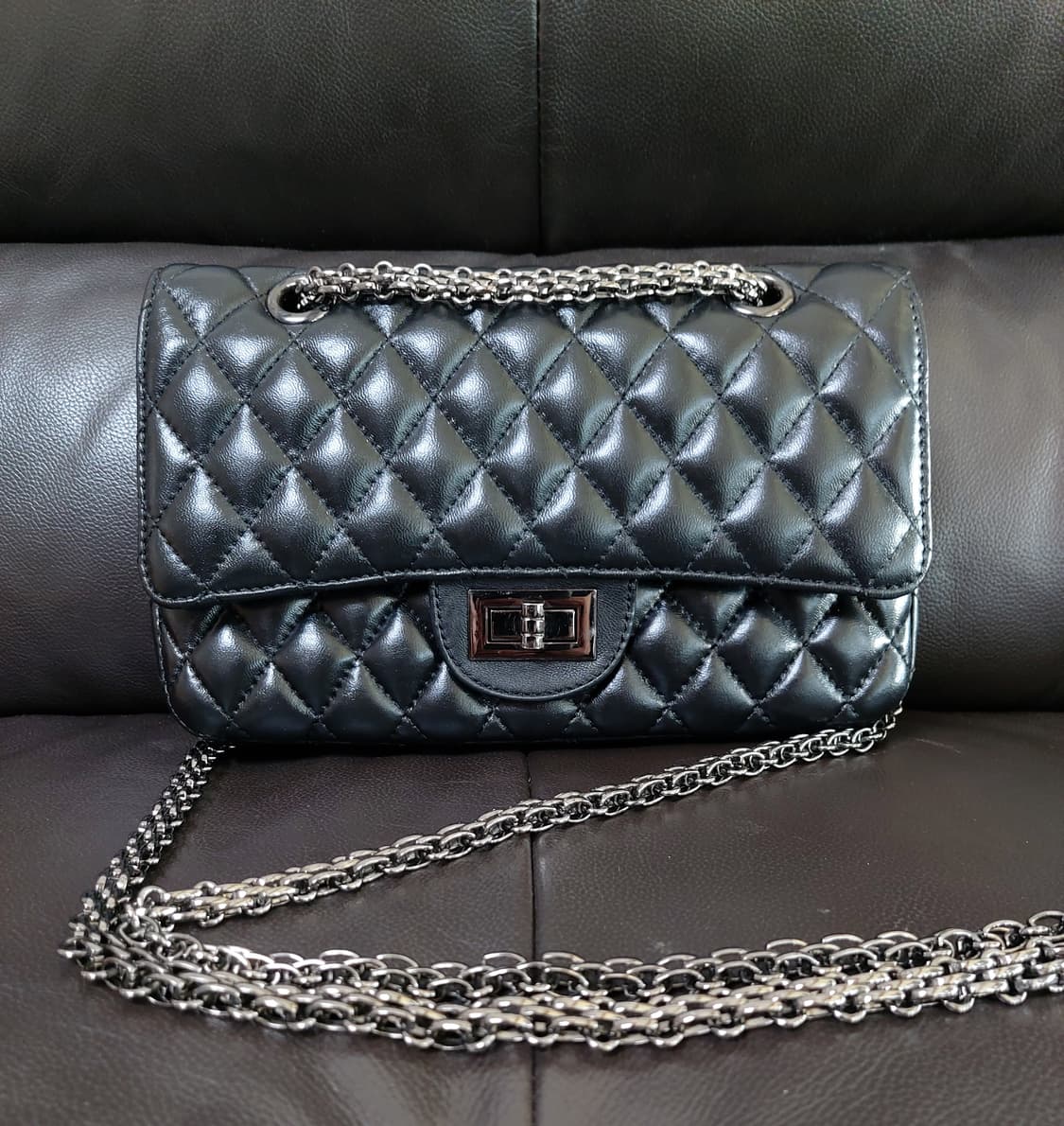 샤틴(SATIN)블랙 퀼팅 체인 숄더백 상품이미지1