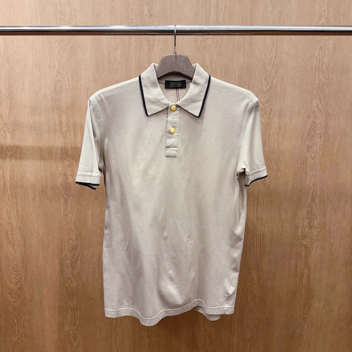 베르사체 클래식 V2 반팔 피케티 골드 버튼 디테일 배색 베이지 상품이미지2