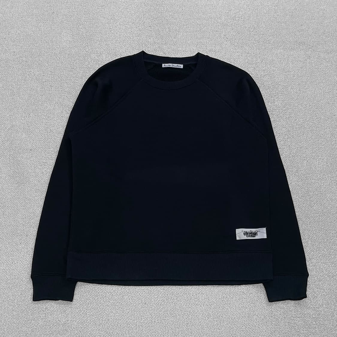 아크네스튜디오 12주년 라벨 크루넥 맨투맨 블랙 상품이미지1