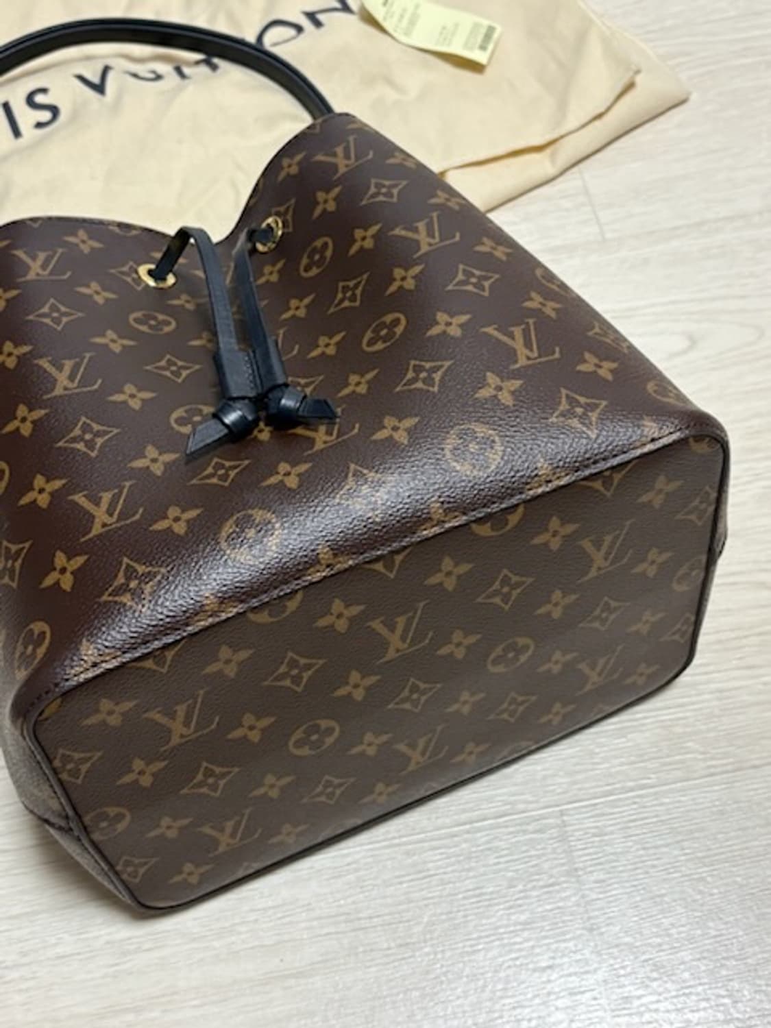 루이비통 네오노에 버킷백 블랙 상품이미지4