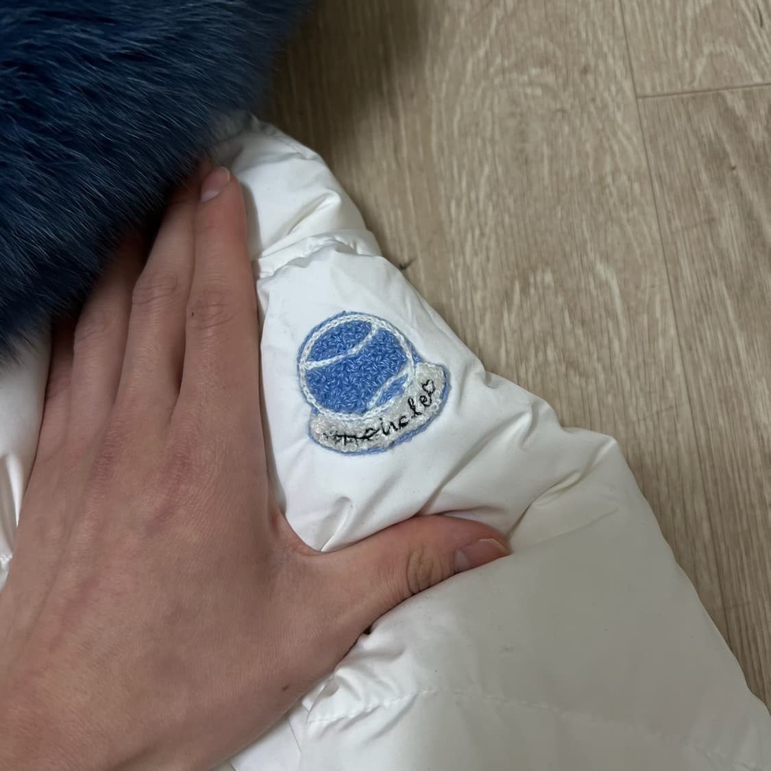 몽클레어 여성 로고 와펜 구스다운 숏패딩 3사이즈  상품이미지4