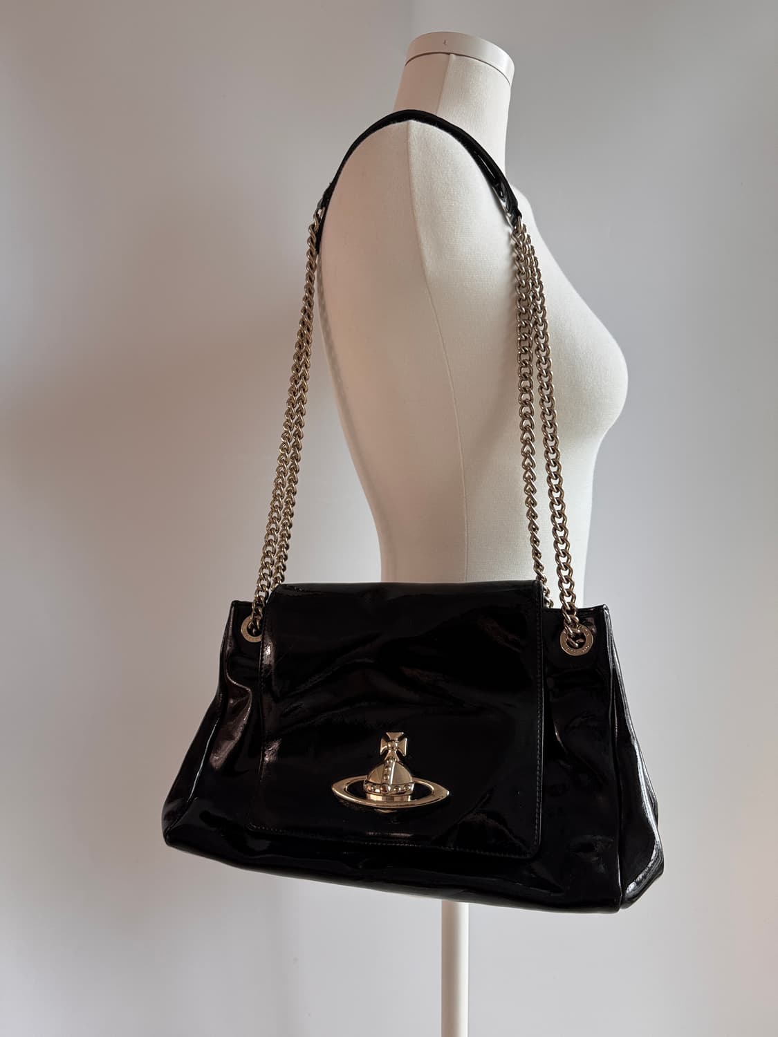 Vivienne Westwood 체인에나멜 숄더백  상품이미지1
