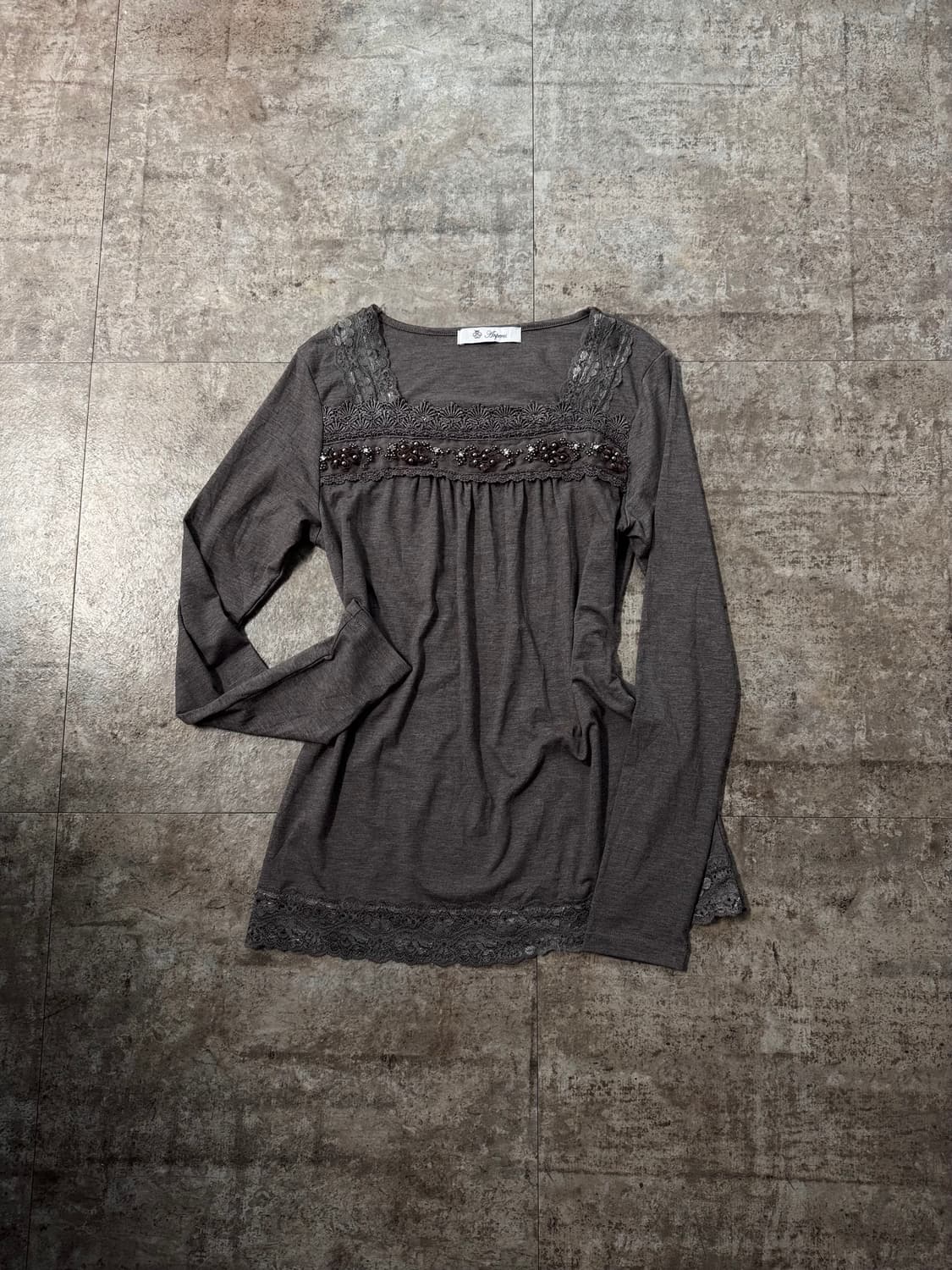 레이스 진주 디테일 롱 슬리브 티 상품이미지1