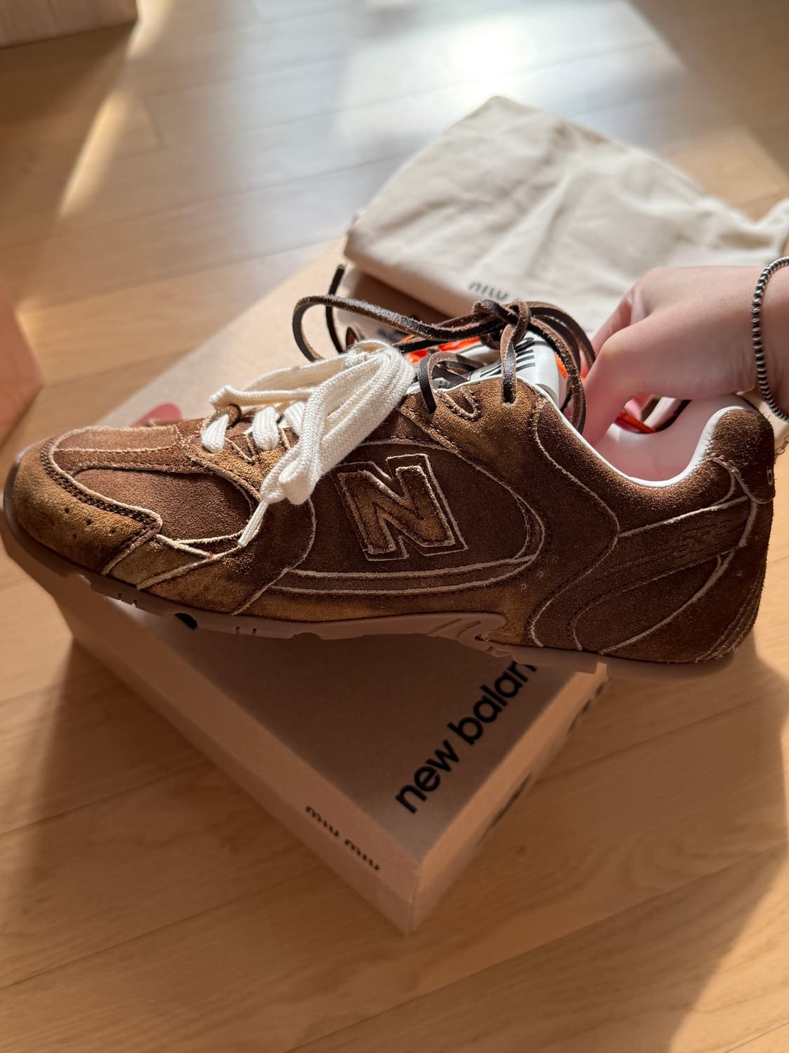 뉴발란스 X 미우미우 스웨이드 및 메쉬 스니커즈 상품이미지3