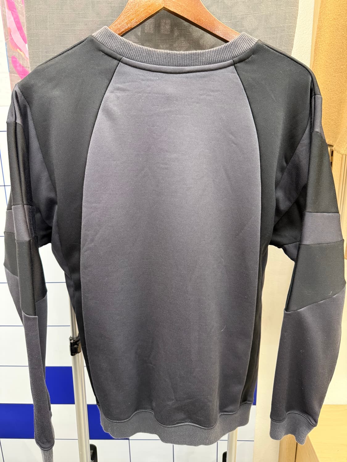 아디다스 이큅먼트 자수로고 블랙 맨투맨 상품이미지2