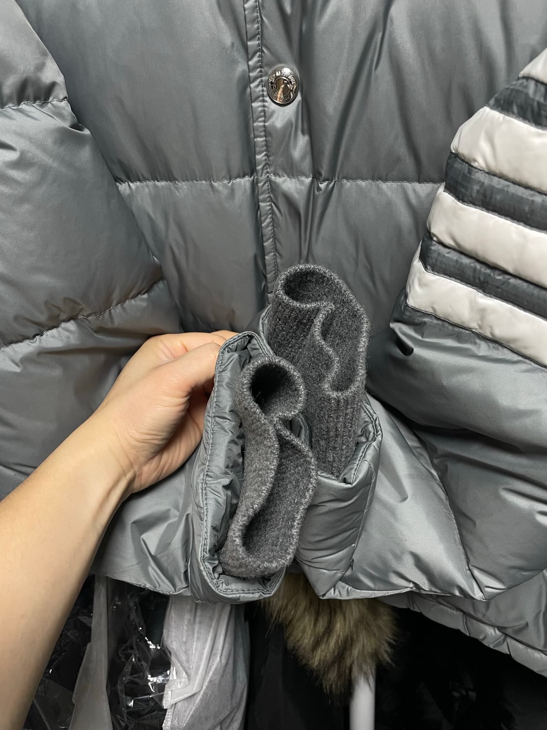 [3사이즈] 톰브라운 매트 나일론 사선 다운 봄버 패딩 자켓 상품이미지4