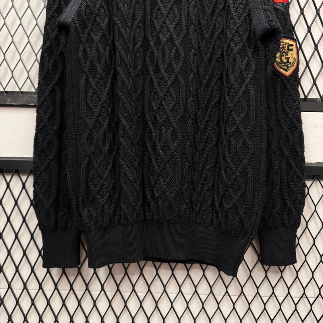 지안프랑코 페레 꽈배기 니트 마린 패치 포인트 울 스웨터 블랙 상품이미지4