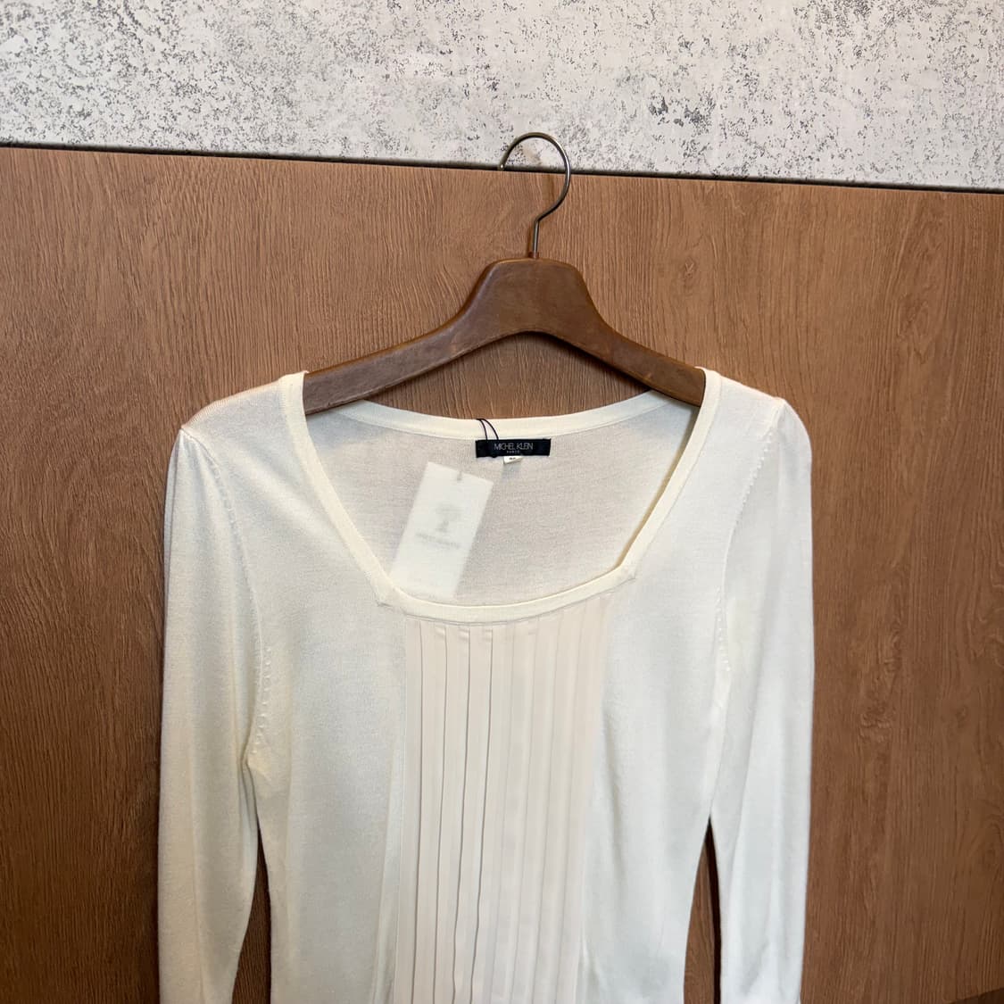 미셸 클라인 니트 긴팔 티셔츠 플리츠 패널 디테일 레귤러핏 아이보리 상품이미지3