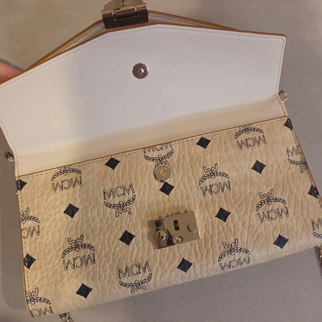 MCM 밀리 비세토스 레더 블록 플랩 크로스바디 상품이미지5