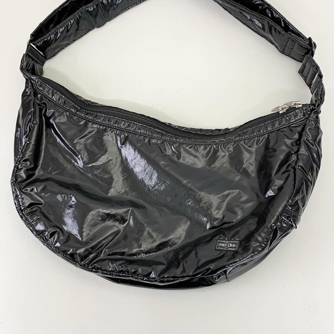 요시다 포터 블랙 유광 에나멜 크로스백 상품이미지1