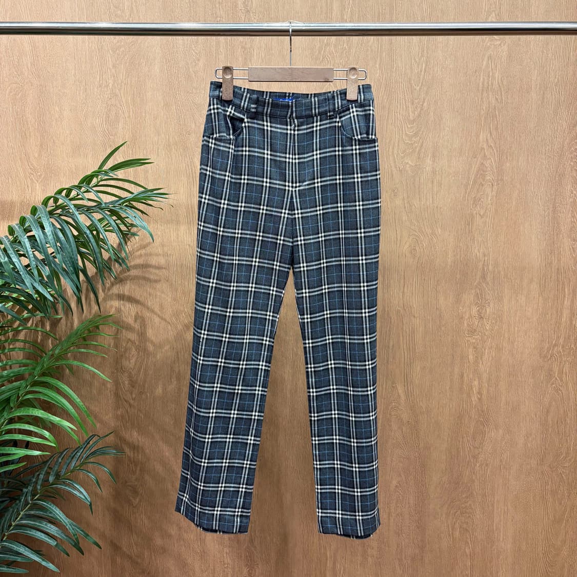 버버리 블루 라벨 스트레이트 팬츠 클래식 체크 패턴 포켓 디테일 차콜 상품이미지1