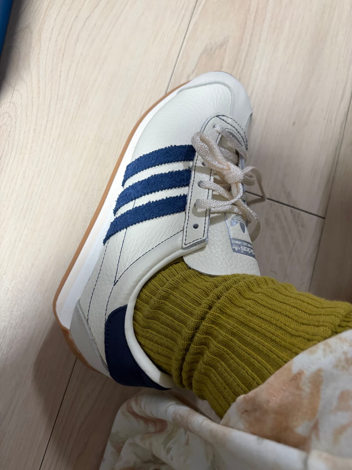 아디다스 컨트리 OG W 차정원 착용 상품이미지6