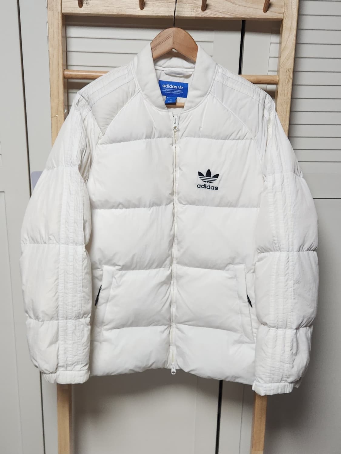아디다스 화이트 삼선 슈퍼스타 푸퍼 패딩 자켓 상품이미지2