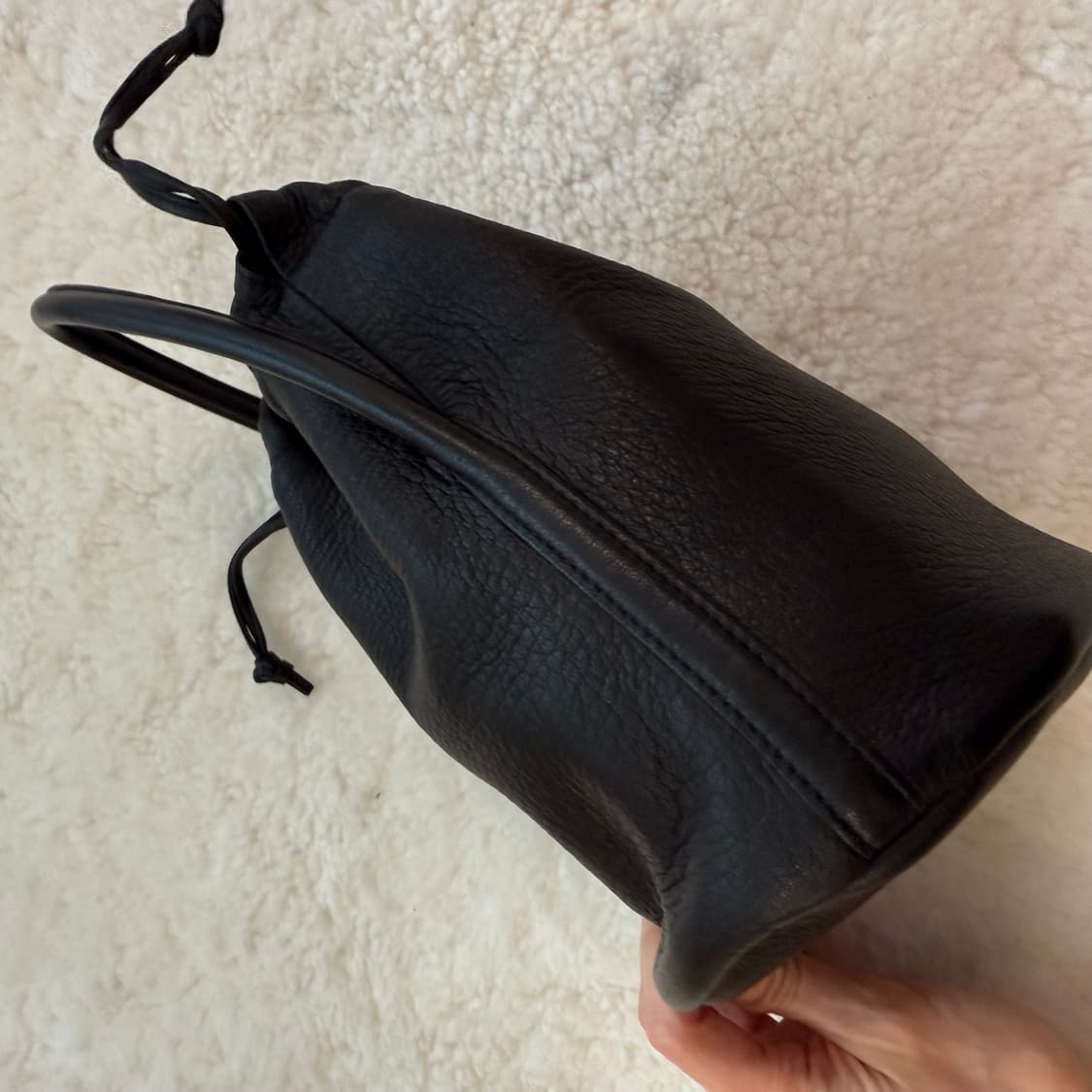 AETA 아에타 블랙 버킷백 복조리백 아모멘토 더로우 사슴가죽 아에타 핸 상품이미지8