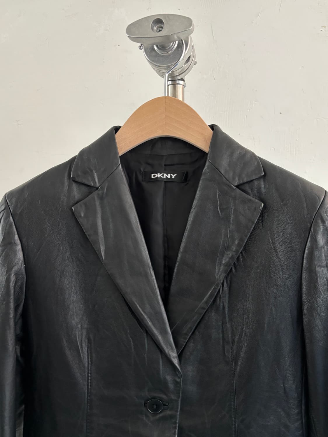 DKNY 디케이엔와이 블랙 컬러 가죽 블레이저 자켓 상품이미지5