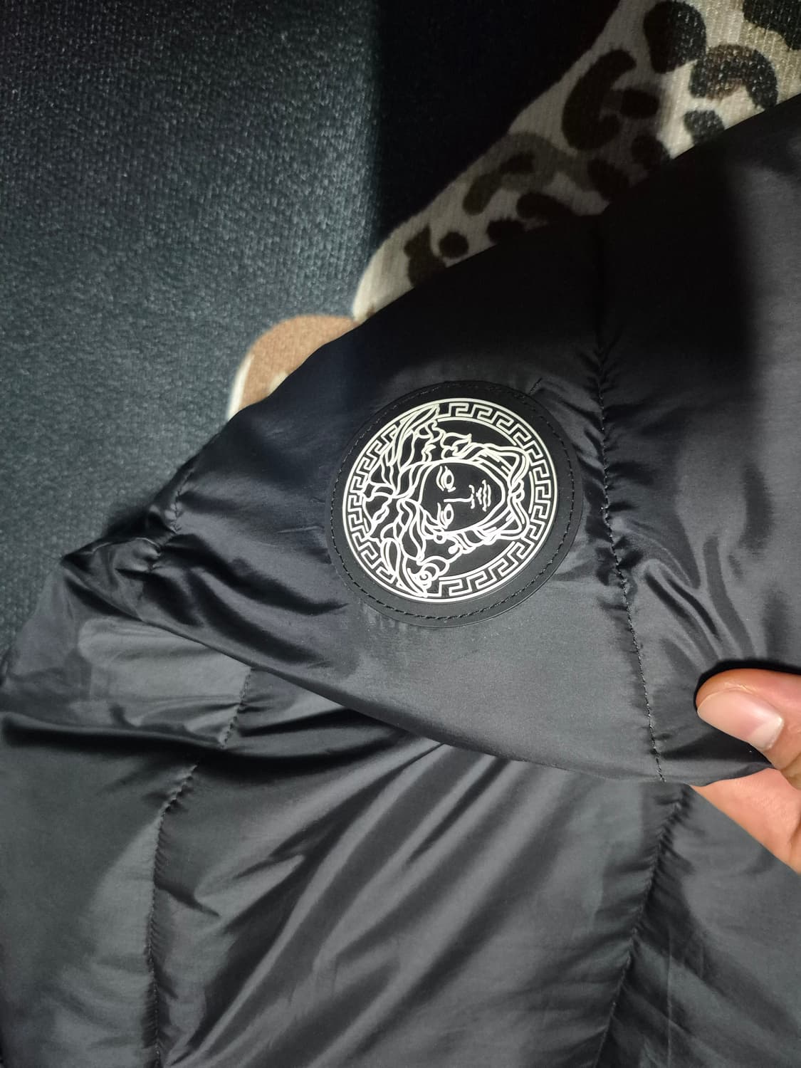 베르사체 메두사 와펜 그레카 패턴 푸퍼 패딩 L 정품 상품이미지2