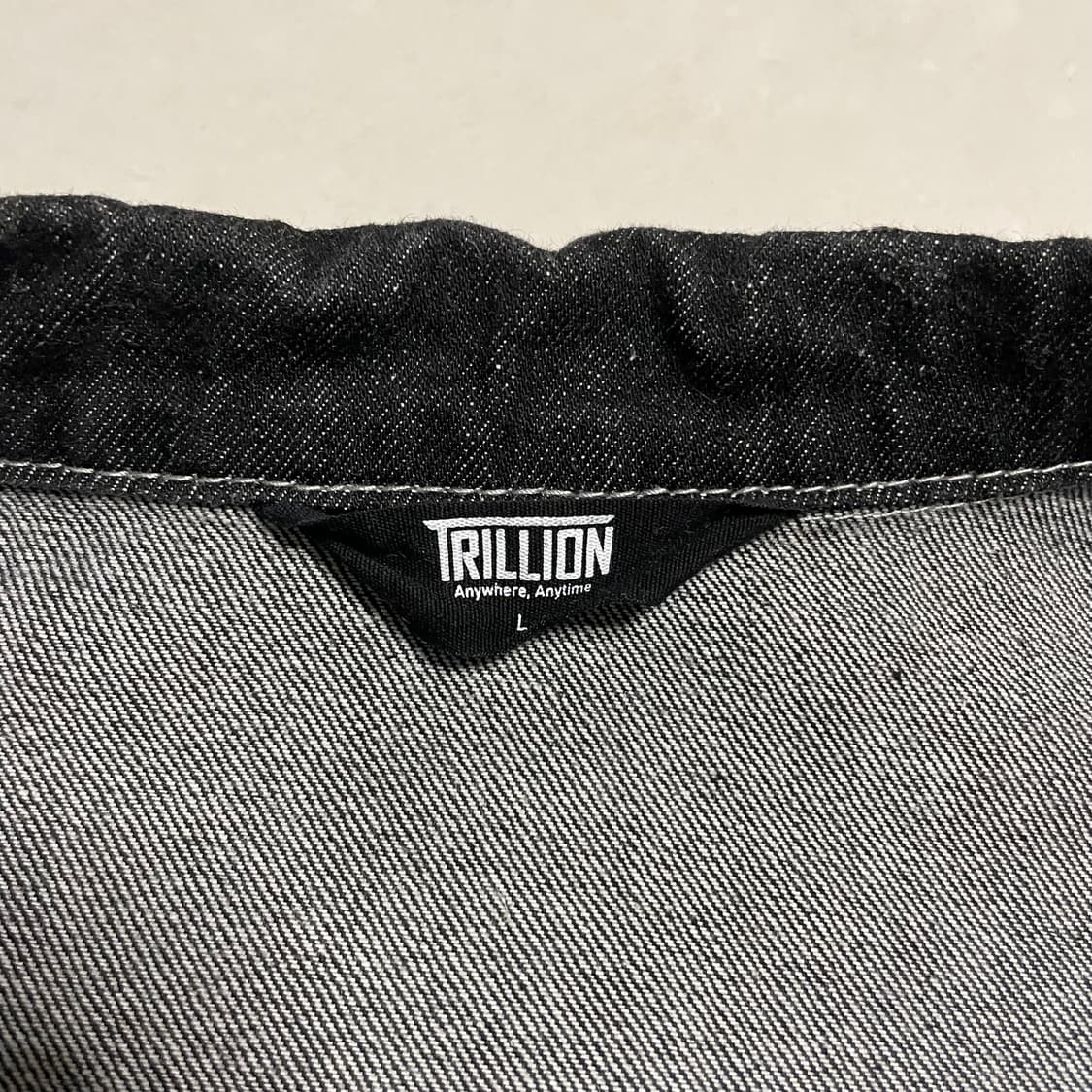 정품 트릴리온 워싱 스티치 흑청 데님트러커 블랙 청자켓 상품이미지6
