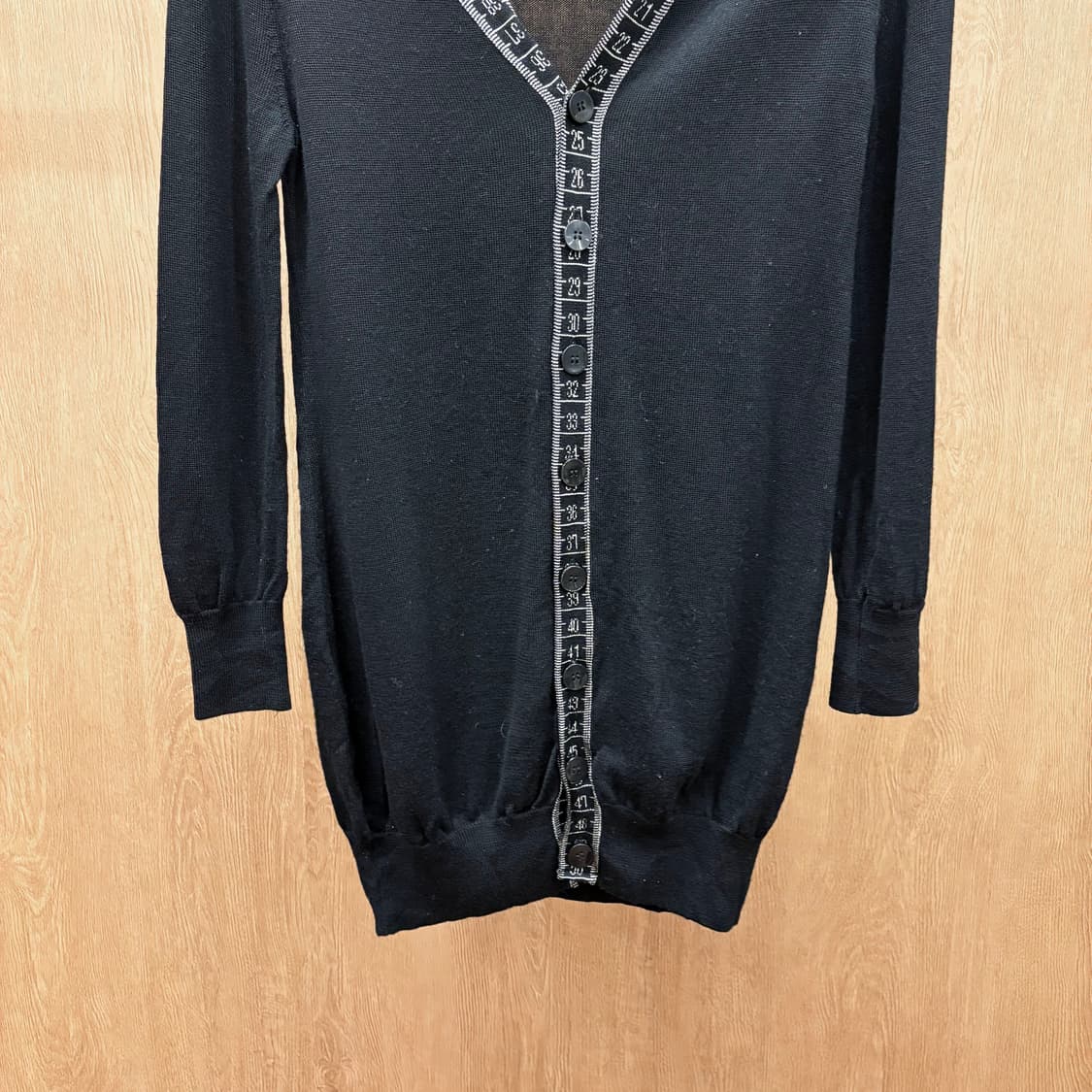 장폴고티에 브이넥 롱 니트 가디건 밑단 시보리 줄자 디테일 블랙 상품이미지5